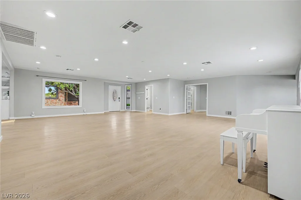 1572 Santa Anita, Las Vegas, NV 89119