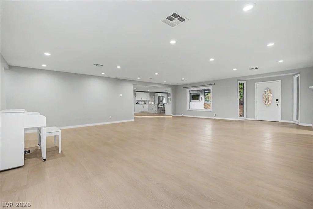 1572 Santa Anita, Las Vegas, NV 89119
