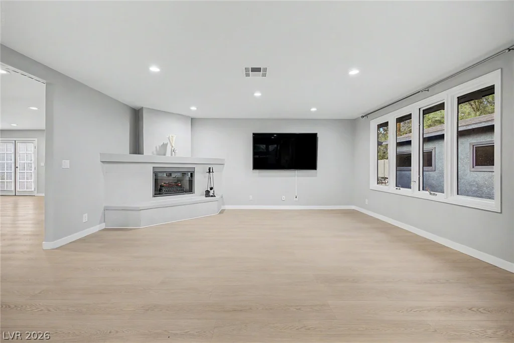 1572 Santa Anita, Las Vegas, NV 89119