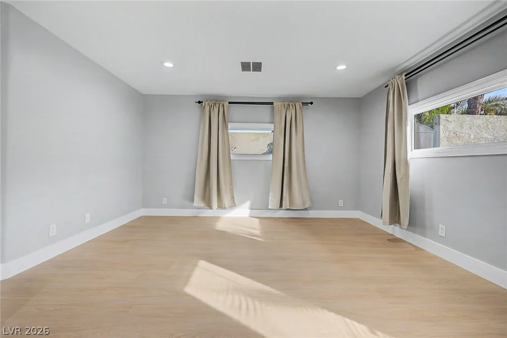 1572 Santa Anita, Las Vegas, NV 89119