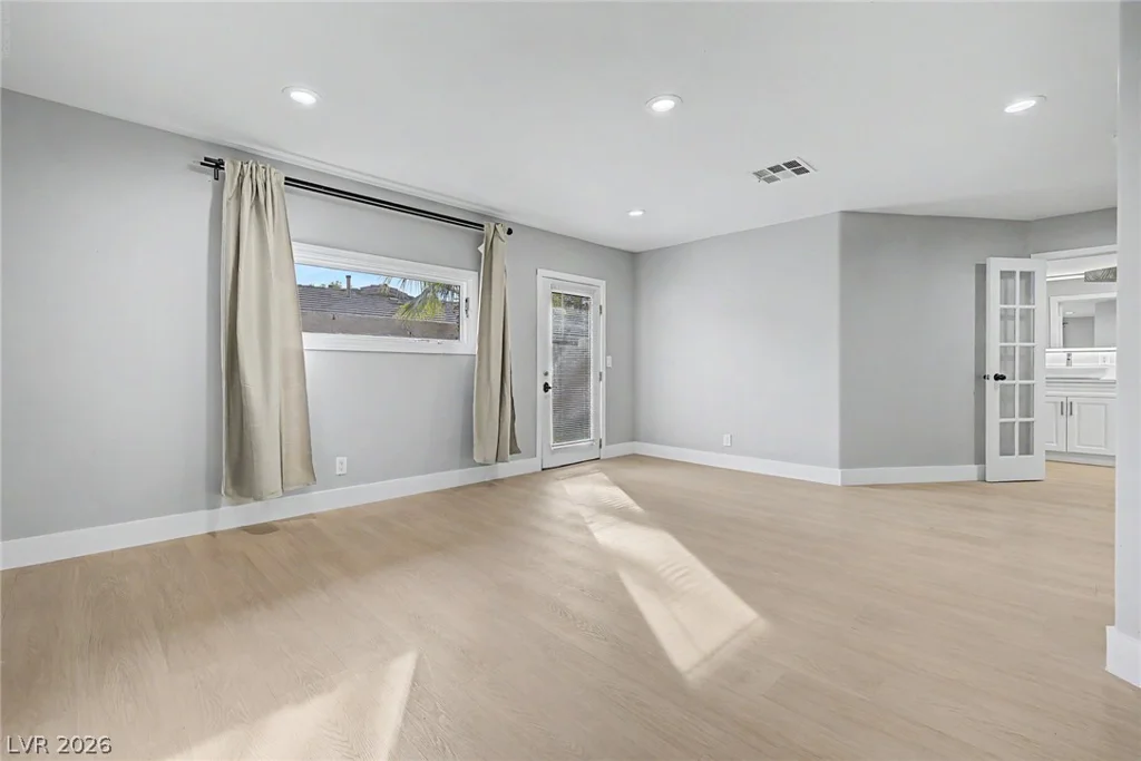 1572 Santa Anita, Las Vegas, NV 89119