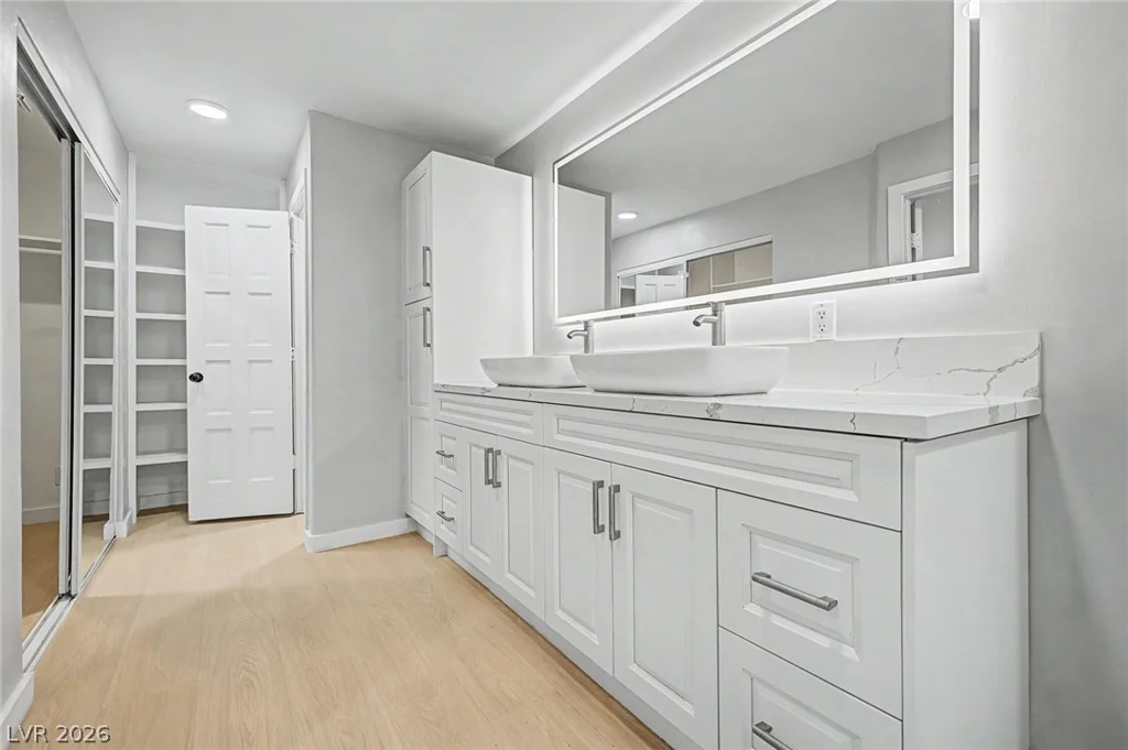 1572 Santa Anita, Las Vegas, NV 89119