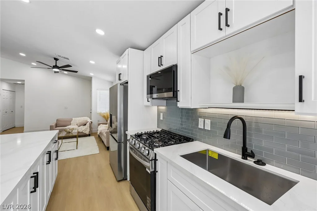 8360 Silverdale, Las Vegas, NV 89113