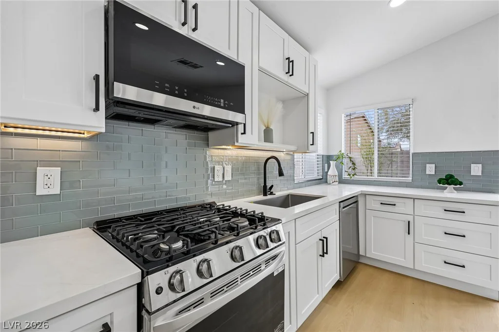 8360 Silverdale, Las Vegas, NV 89113
