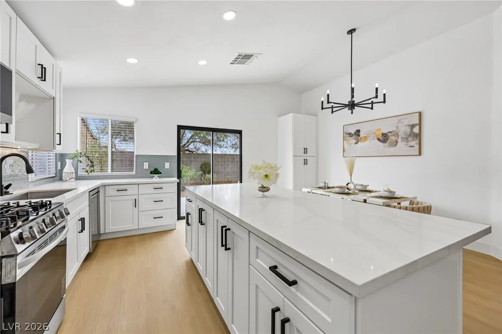 8360 Silverdale, Las Vegas, NV 89113
