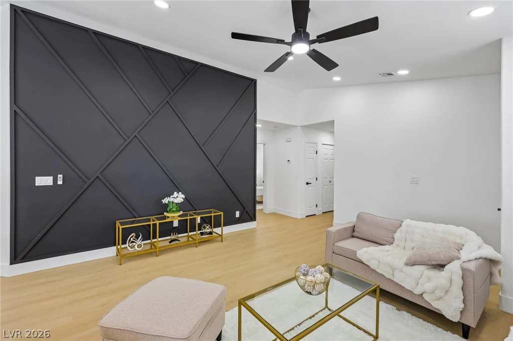 8360 Silverdale, Las Vegas, NV 89113