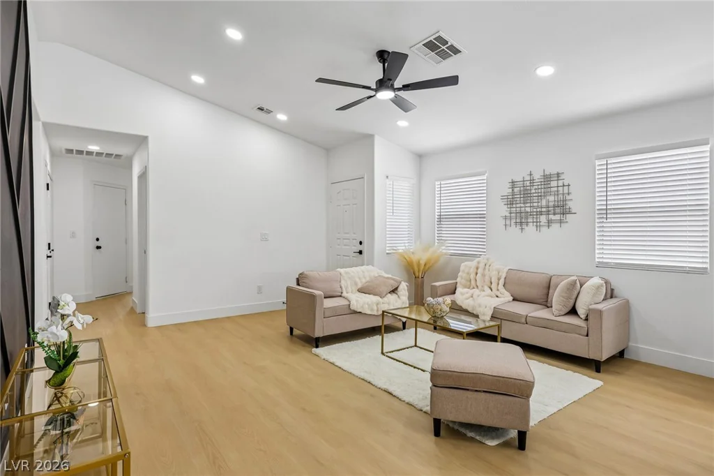 8360 Silverdale, Las Vegas, NV 89113