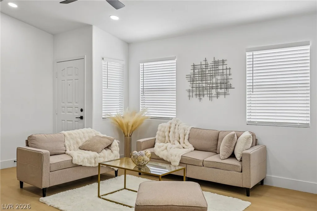 8360 Silverdale, Las Vegas, NV 89113