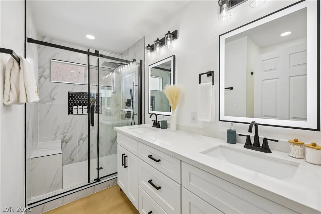 8360 Silverdale, Las Vegas, NV 89113