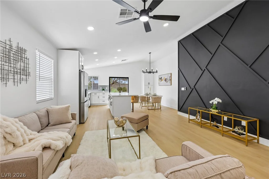 8360 Silverdale, Las Vegas, NV 89113