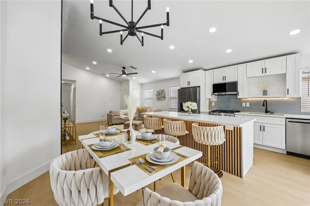 8360 Silverdale, Las Vegas, NV 89113