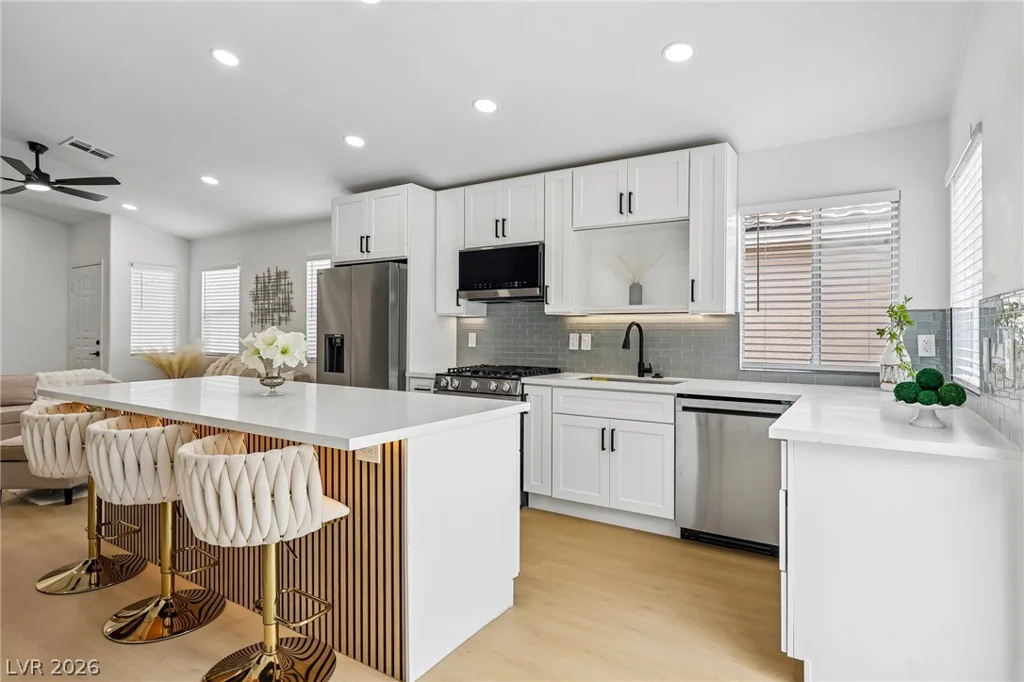 8360 Silverdale, Las Vegas, NV 89113