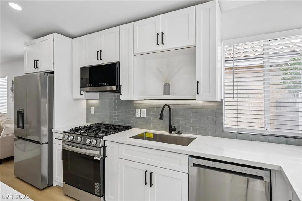 8360 Silverdale, Las Vegas, NV 89113