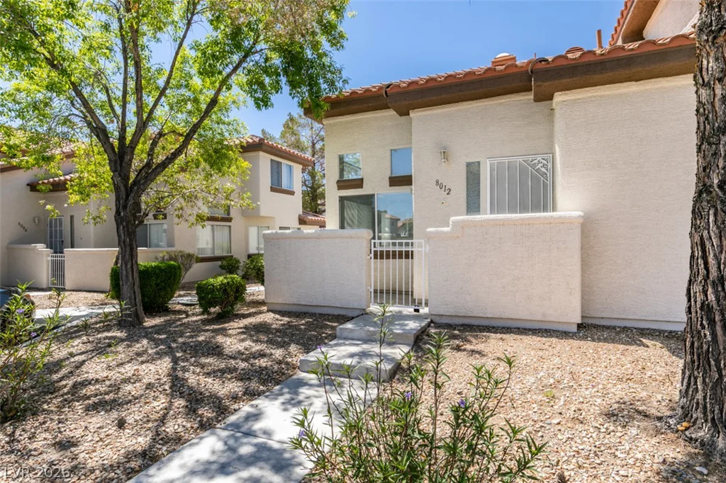 8012 Divine, Las Vegas, NV 89128