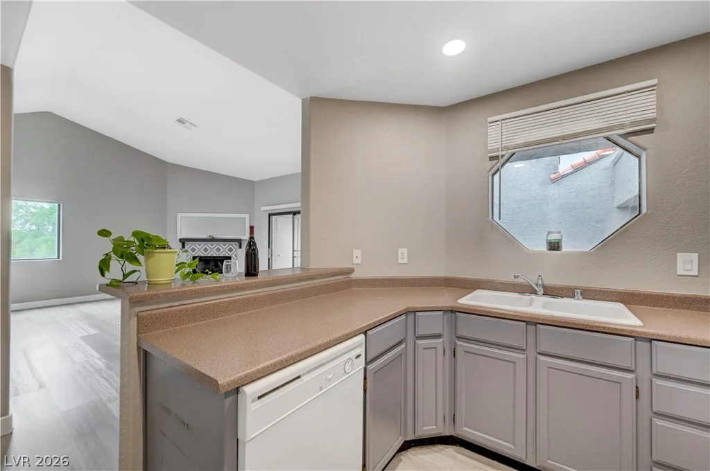 5074 Rainbow, Las Vegas, NV 89118
