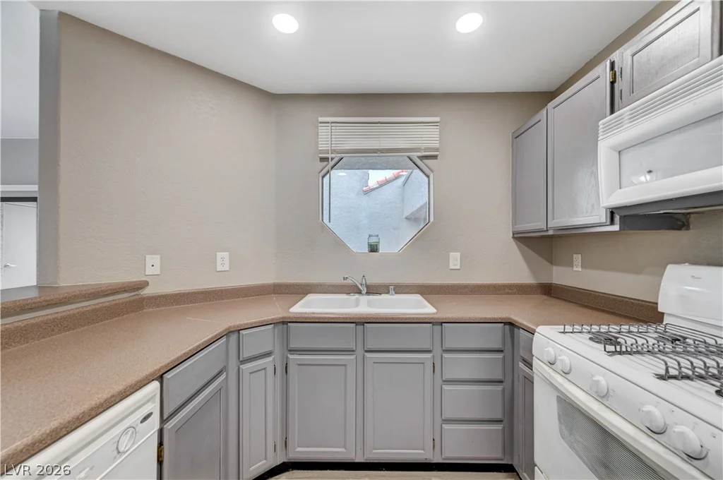 5074 Rainbow, Las Vegas, NV 89118
