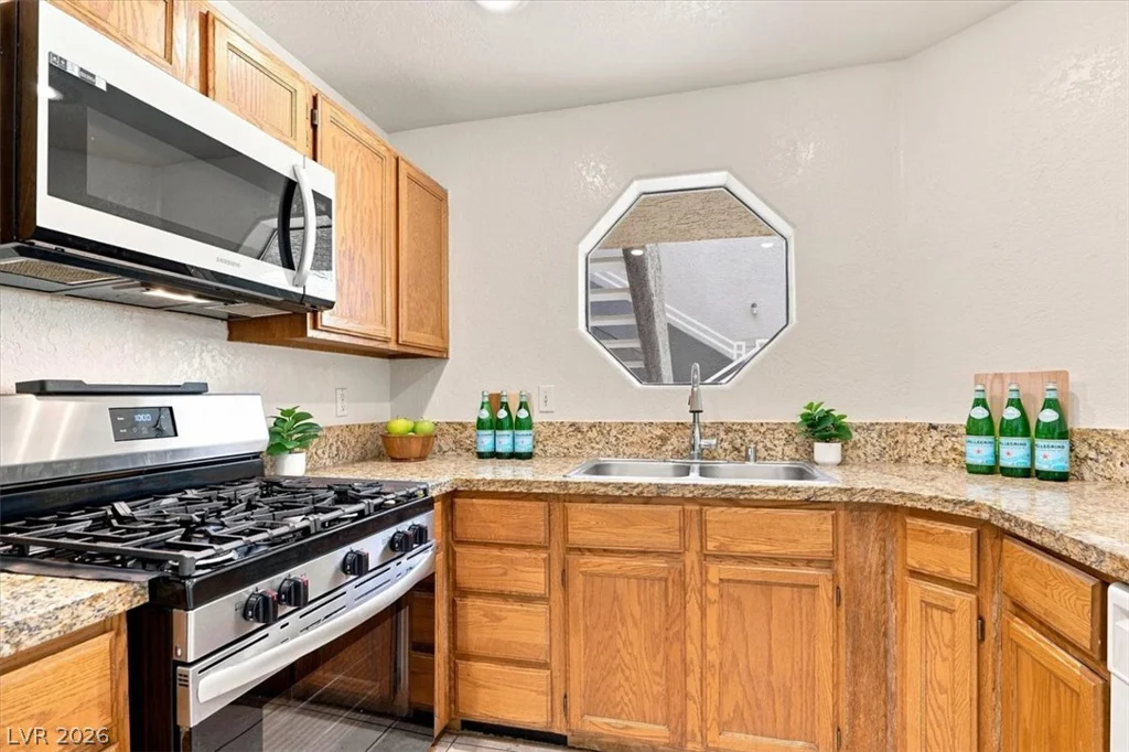 5042 Rainbow, Las Vegas, NV 89118