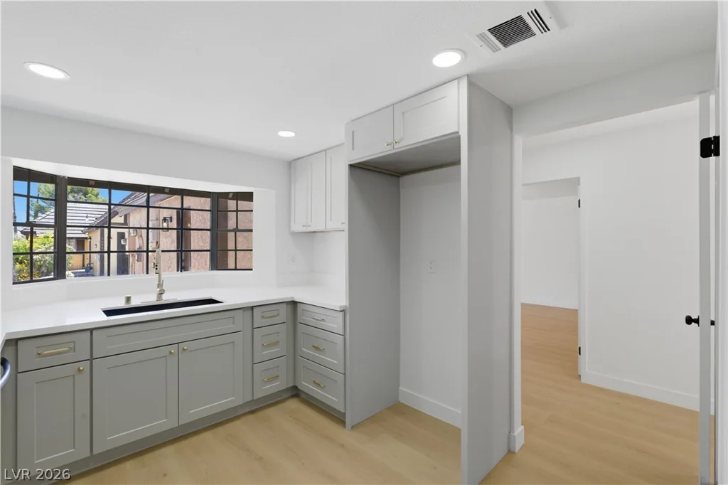 3986 Avebury, Las Vegas, NV 89121