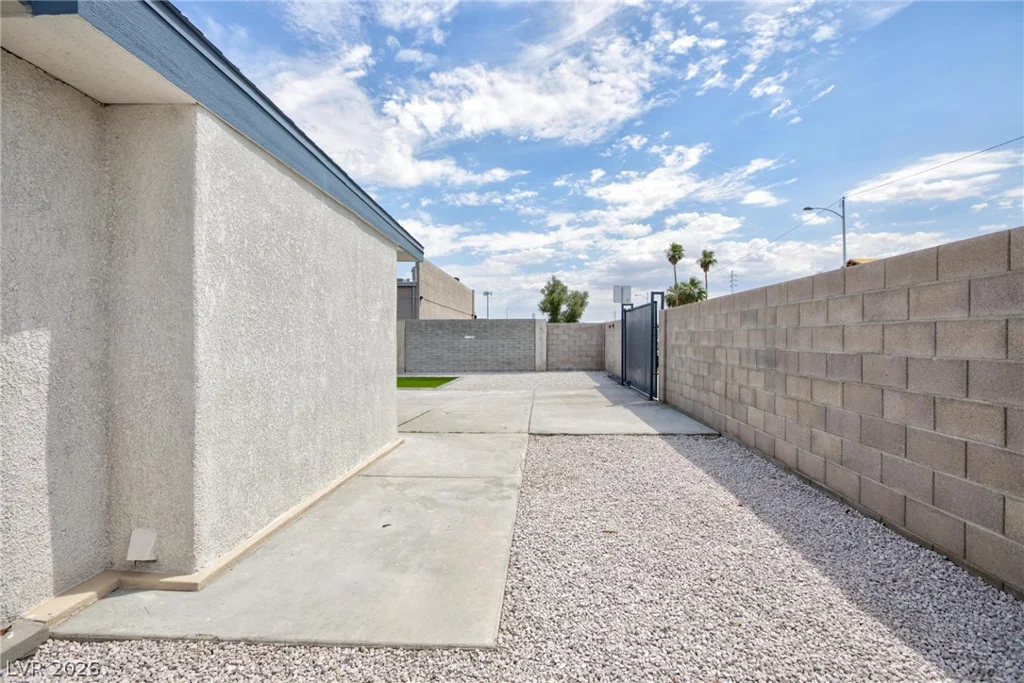 6121 Sonoma, Las Vegas, NV 89107