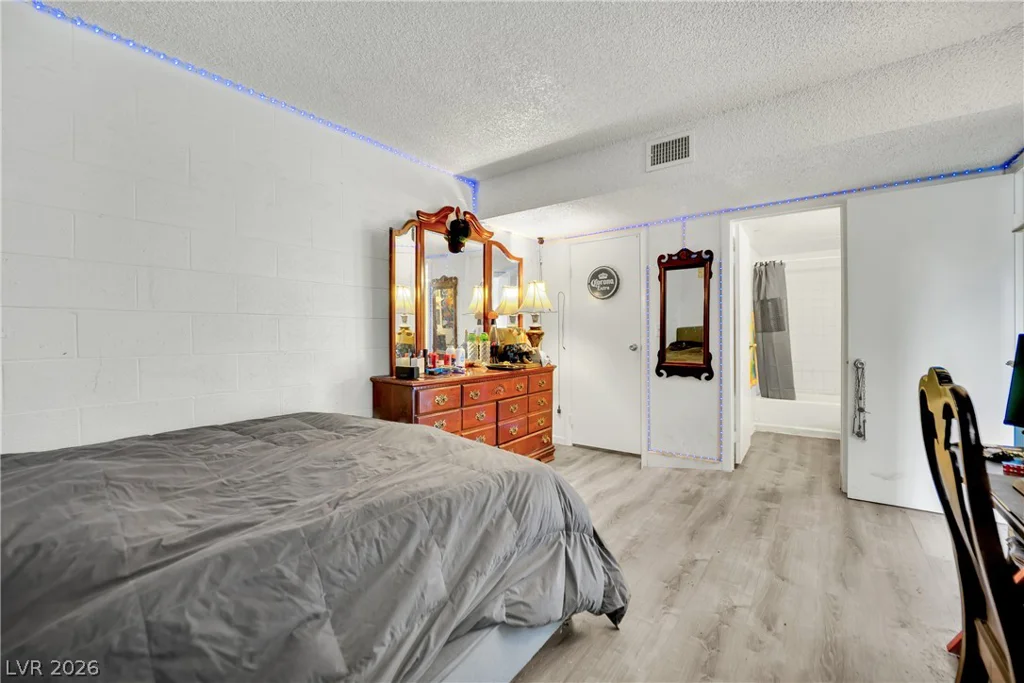 625 Royal Crest, Las Vegas, NV 89169