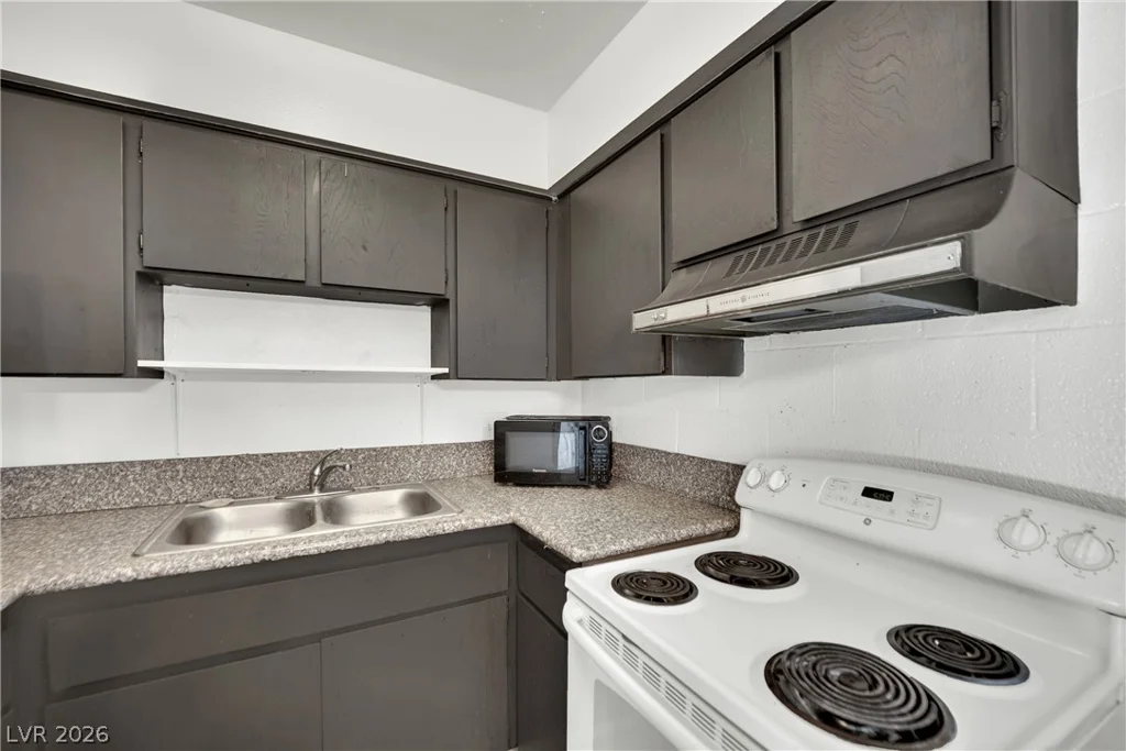 625 Royal Crest, Las Vegas, NV 89169