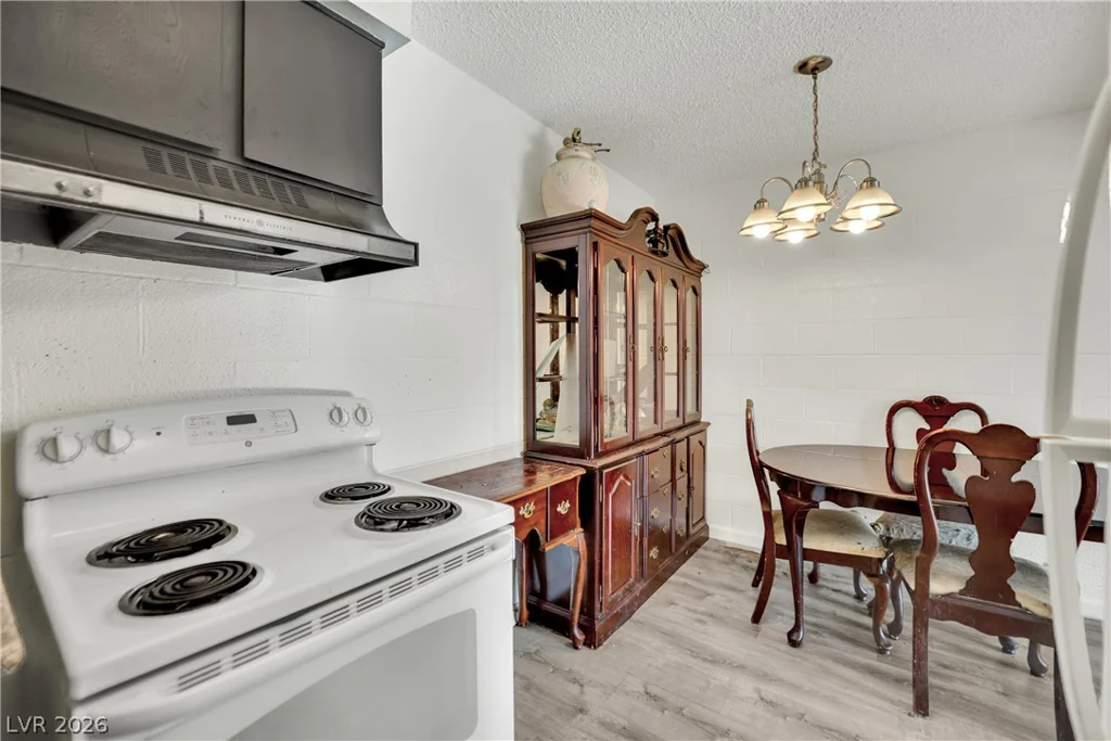 625 Royal Crest, Las Vegas, NV 89169