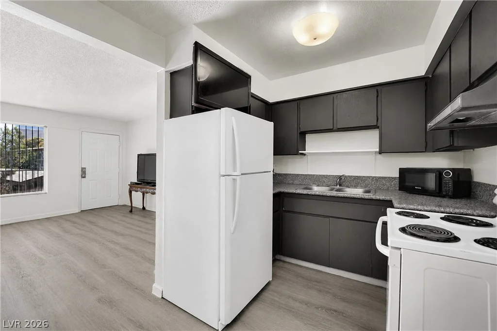 625 Royal Crest, Las Vegas, NV 89169