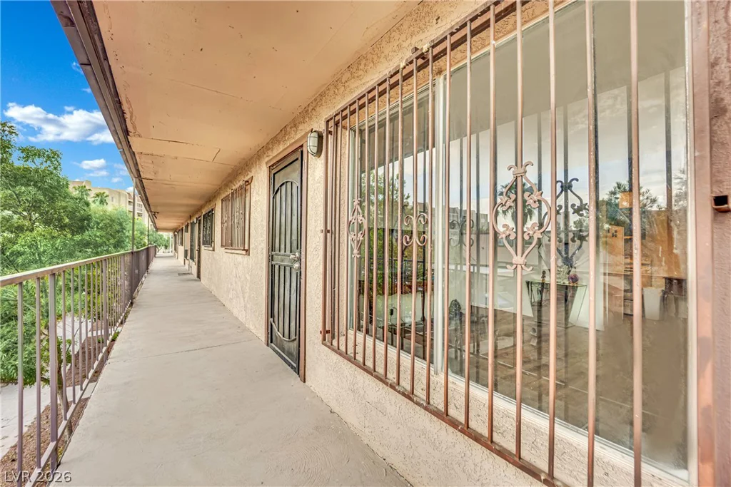 625 Royal Crest, Las Vegas, NV 89169