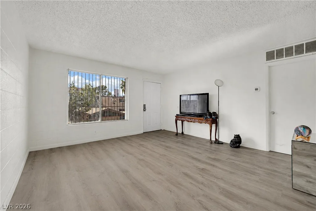 625 Royal Crest, Las Vegas, NV 89169
