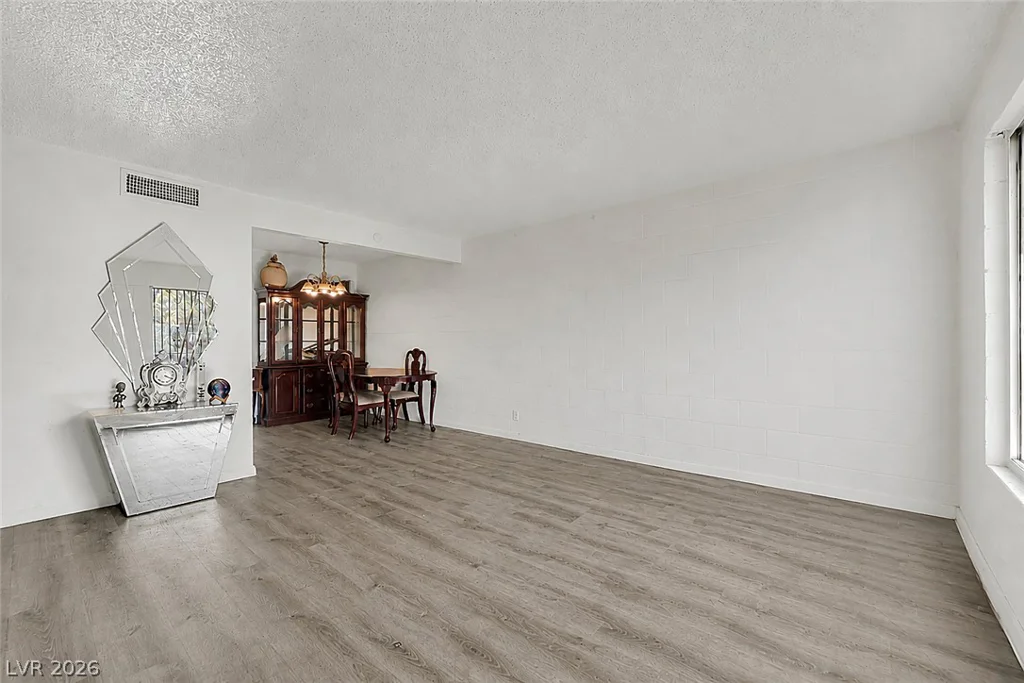 625 Royal Crest, Las Vegas, NV 89169
