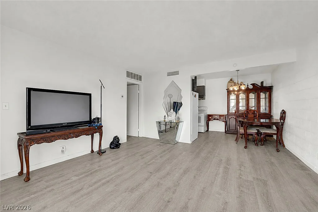 625 Royal Crest, Las Vegas, NV 89169