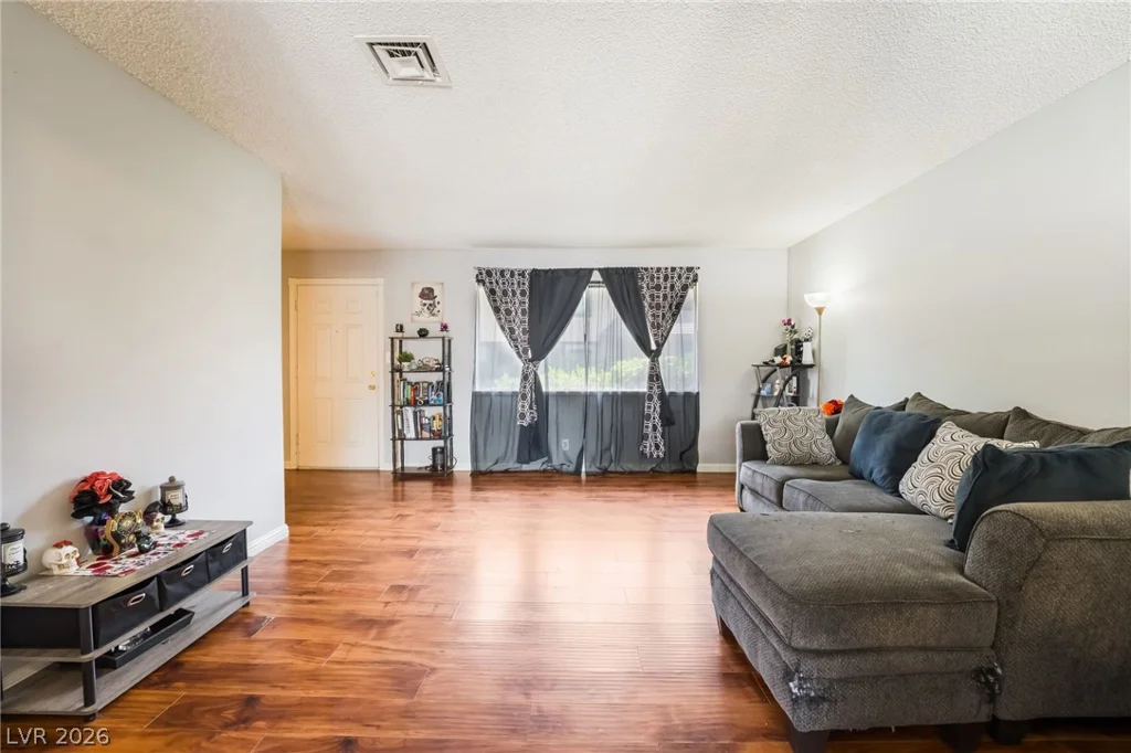 6135 Meadowgrass, Las Vegas, NV 89103