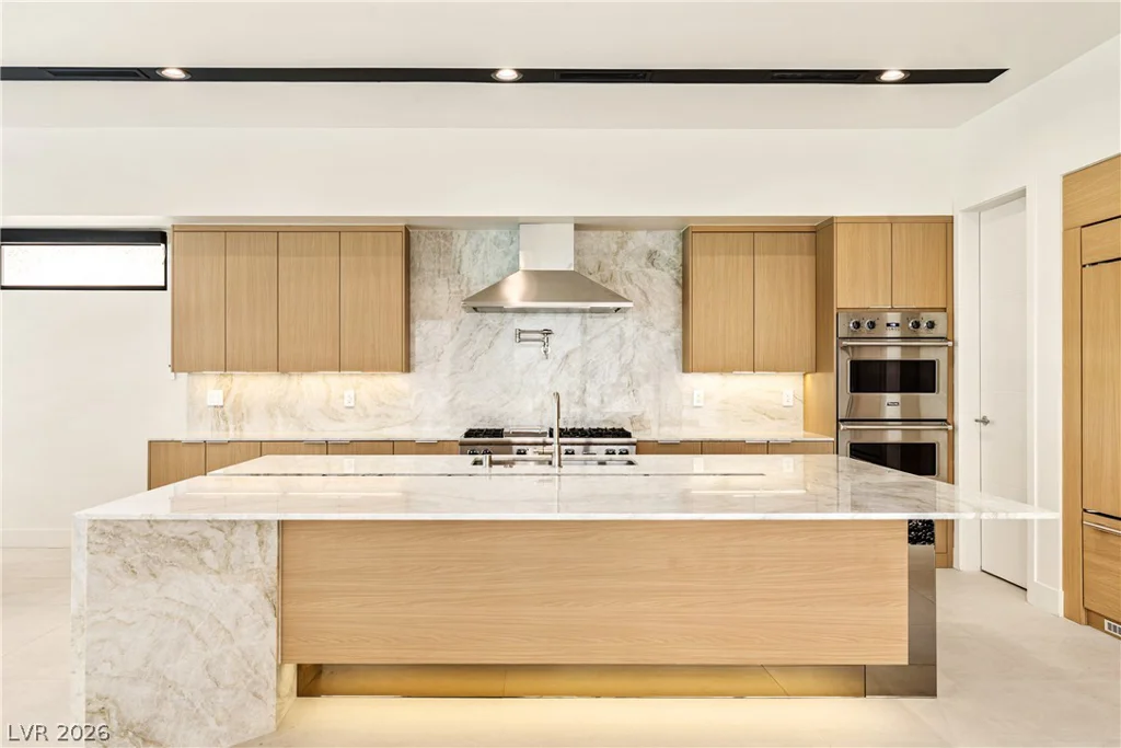 2847 Queens Courtyard, Las Vegas, NV 89109