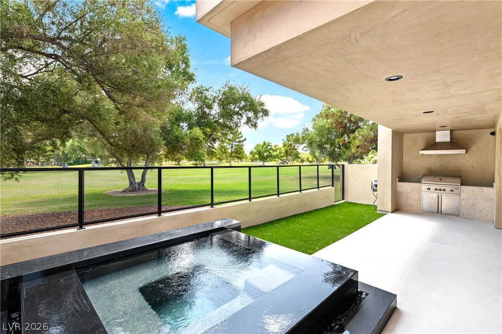 2847 Queens Courtyard, Las Vegas, NV 89109