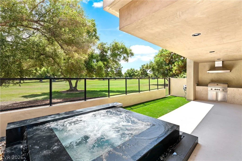2847 Queens Courtyard, Las Vegas, NV 89109
