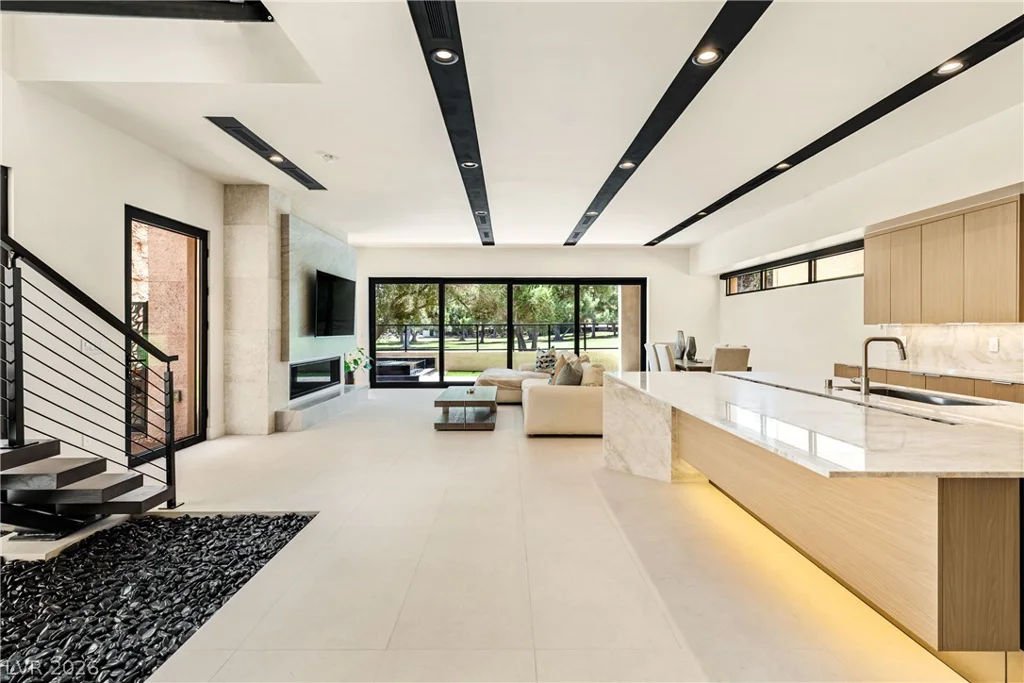 2847 Queens Courtyard, Las Vegas, NV 89109