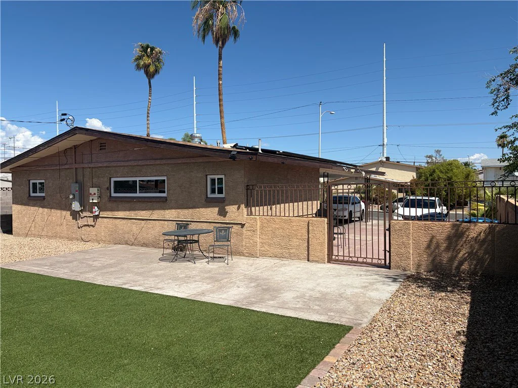 5213 Pebble Beach, Las Vegas, NV 89108