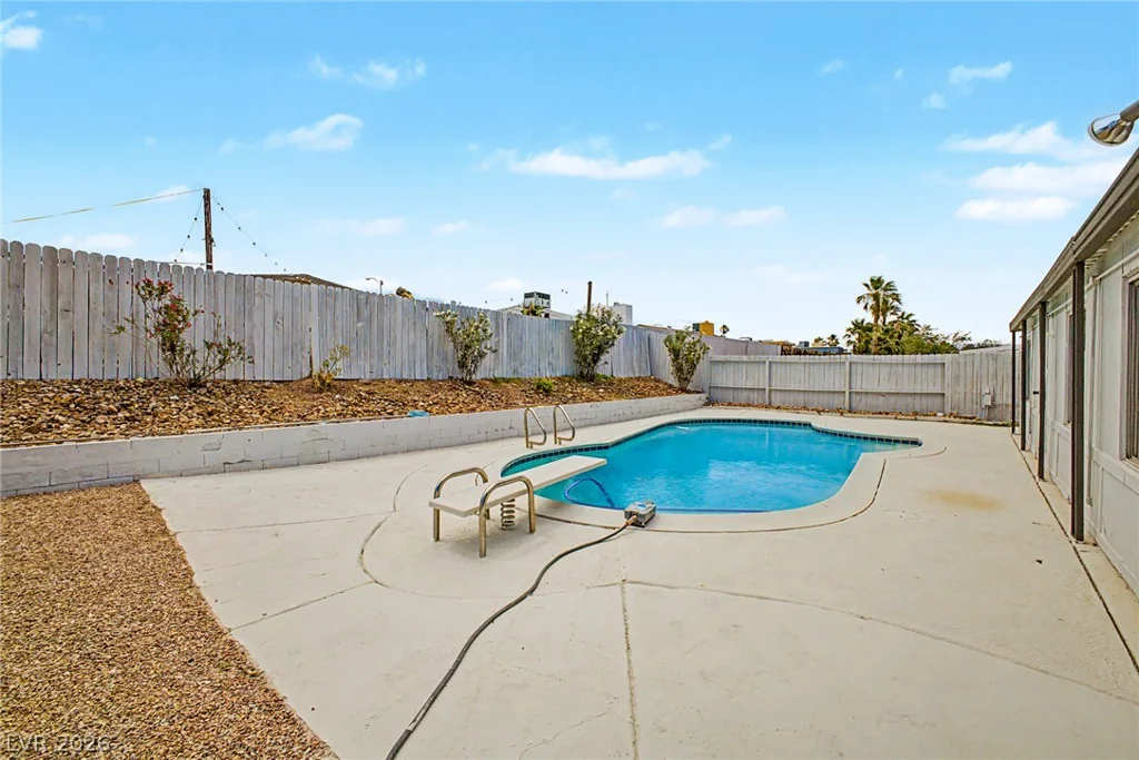 324 Lakehurst, Las Vegas, NV 89145