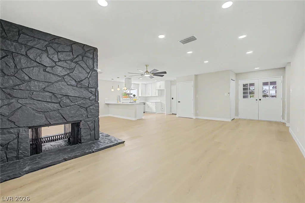 324 Lakehurst, Las Vegas, NV 89145