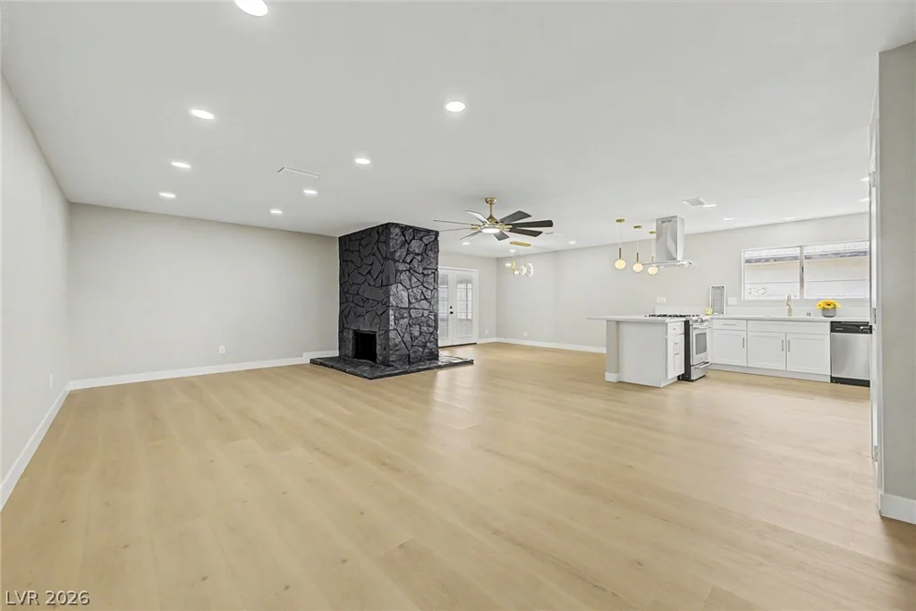 324 Lakehurst, Las Vegas, NV 89145