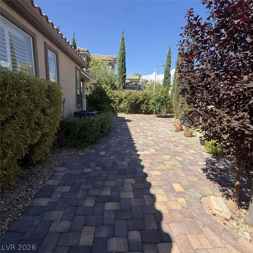 9329 Eagle Ridge, Las Vegas, NV 89134