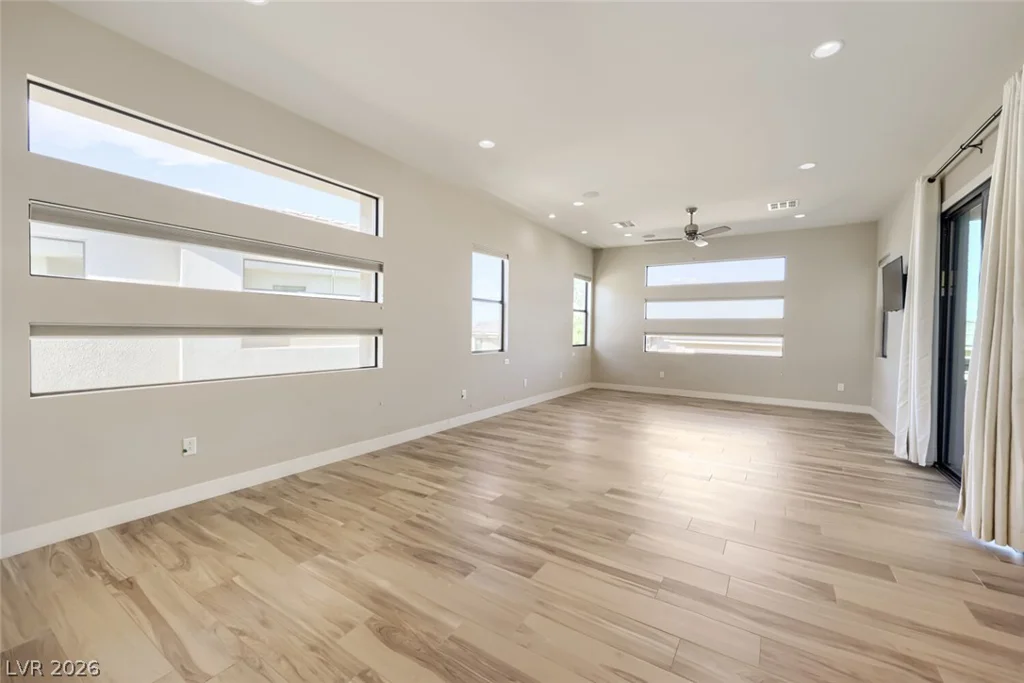 70 Grey Feather, Las Vegas, NV 89135