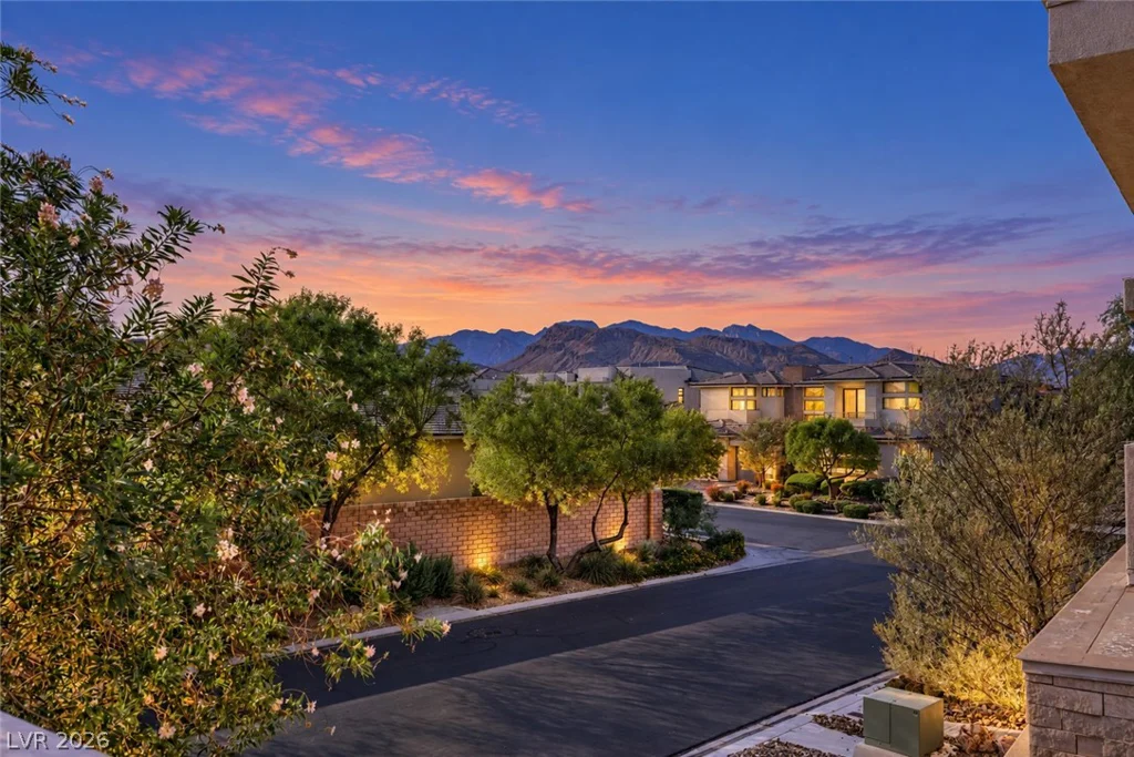 70 Grey Feather, Las Vegas, NV 89135