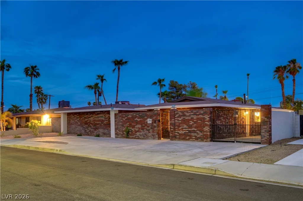2101 Santiago, Las Vegas, NV 89104