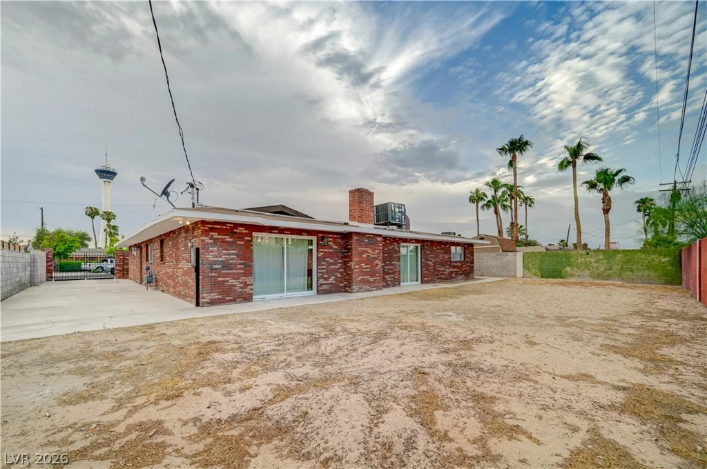 2101 Santiago, Las Vegas, NV 89104