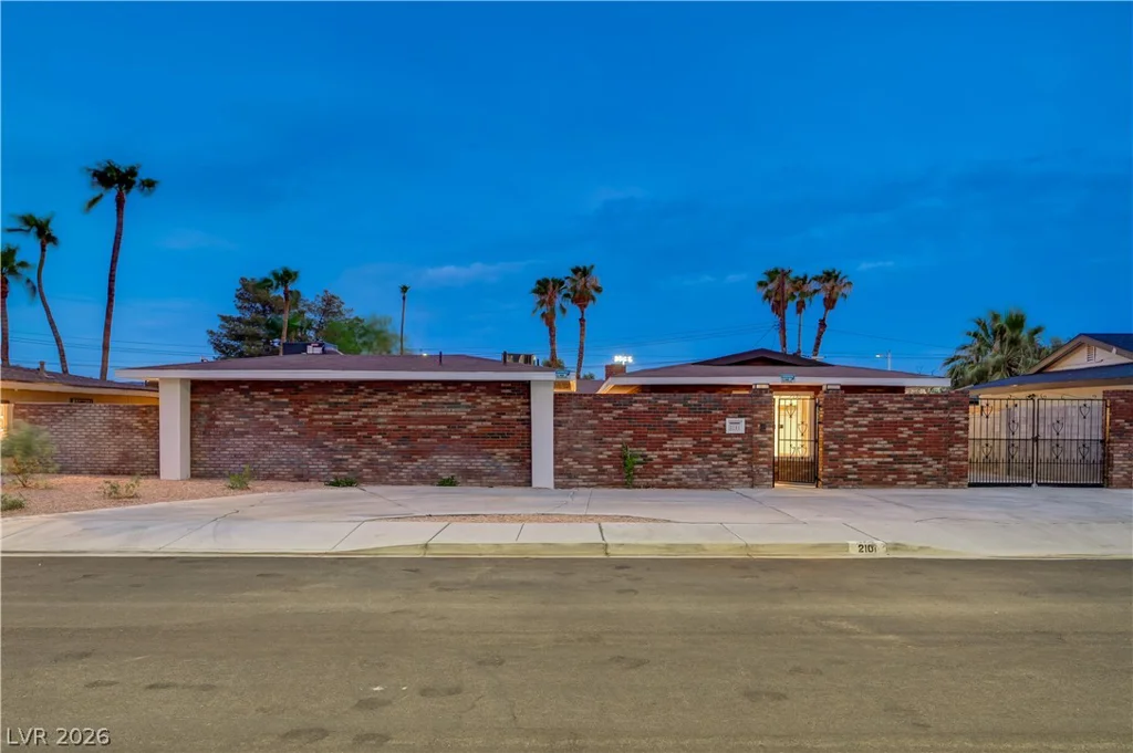 2101 Santiago, Las Vegas, NV 89104