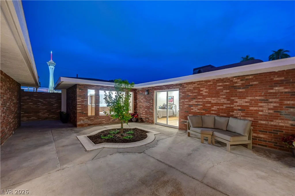 2101 Santiago, Las Vegas, NV 89104