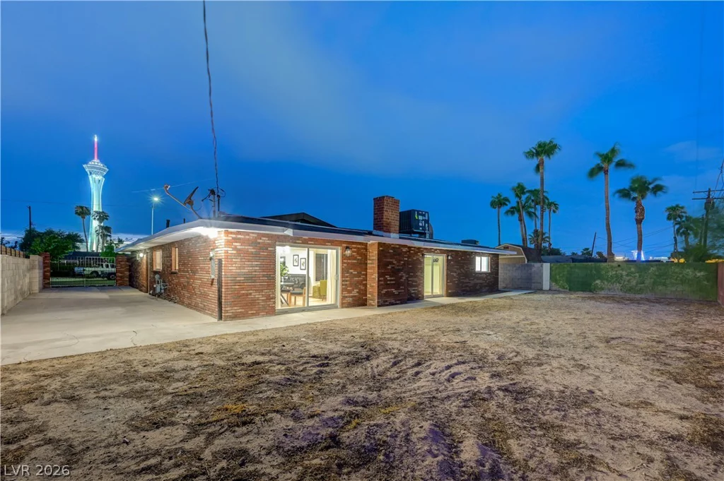 2101 Santiago, Las Vegas, NV 89104