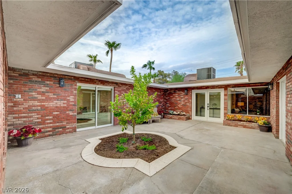 2101 Santiago, Las Vegas, NV 89104