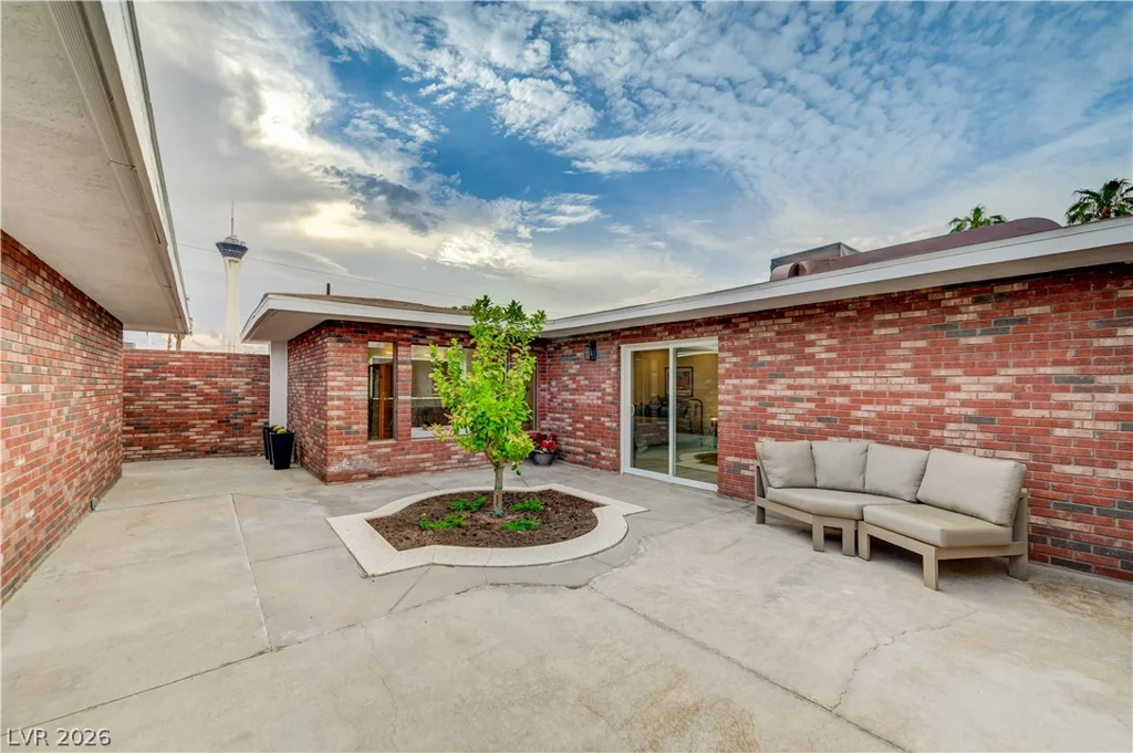 2101 Santiago, Las Vegas, NV 89104